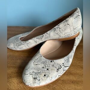 Clarks Cream and Black Textured Loafers